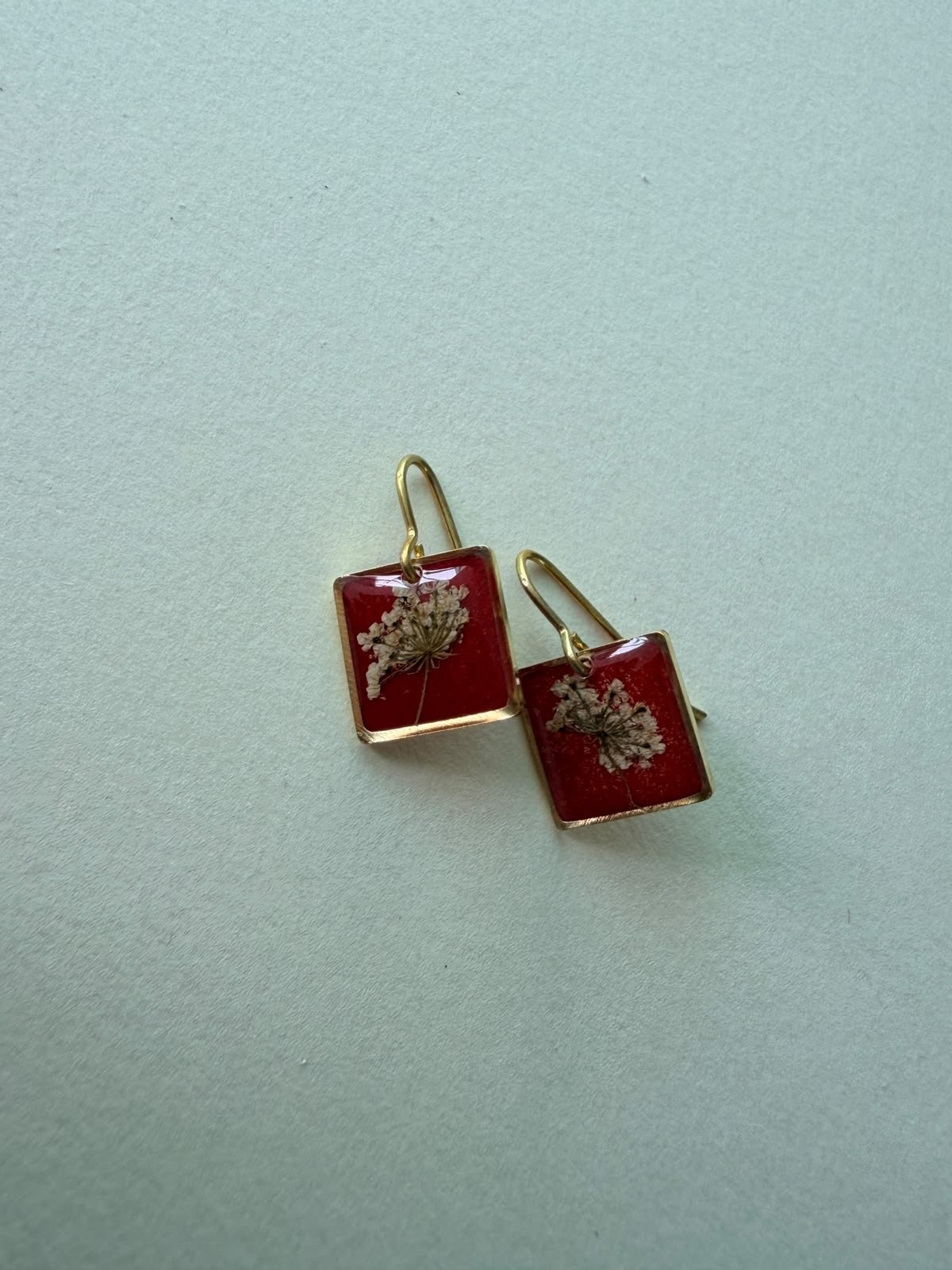 Square red resin earrings with pressed flowers