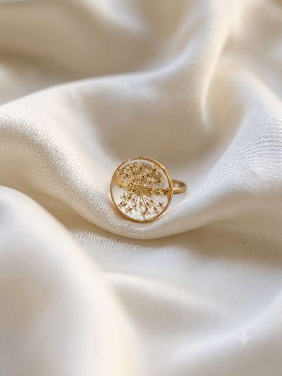 Round resin ring with a pressed dried flower